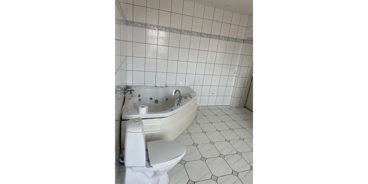 Etagenwohnung Flensburg Falkenberg - 3 Zimmer, 130 m&sup2;, 1.000&euro; | Angebot:26697330