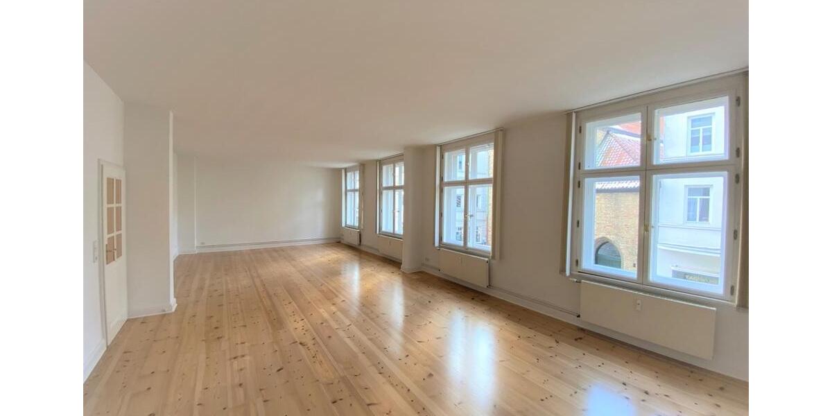 Etagenwohnung Flensburg - 3 Zimmer, 174 m&sup2;, 1.350&euro; | Angebot:16562366