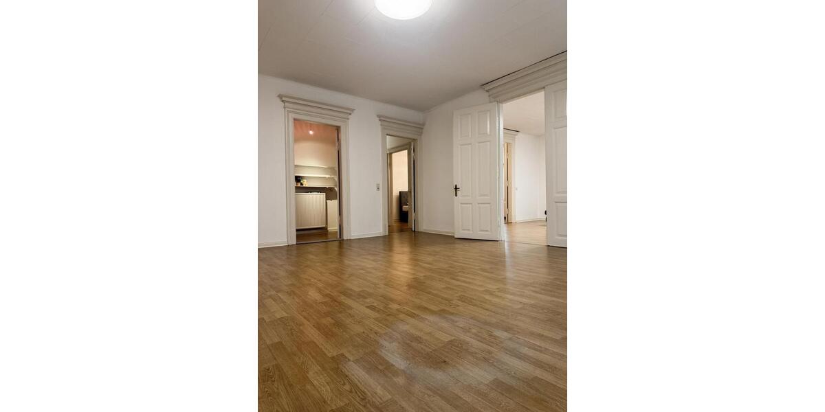Etagenwohnung Flensburg - 4 Zimmer, 150 m&sup2;, 1.320&euro; | Angebot:25883878